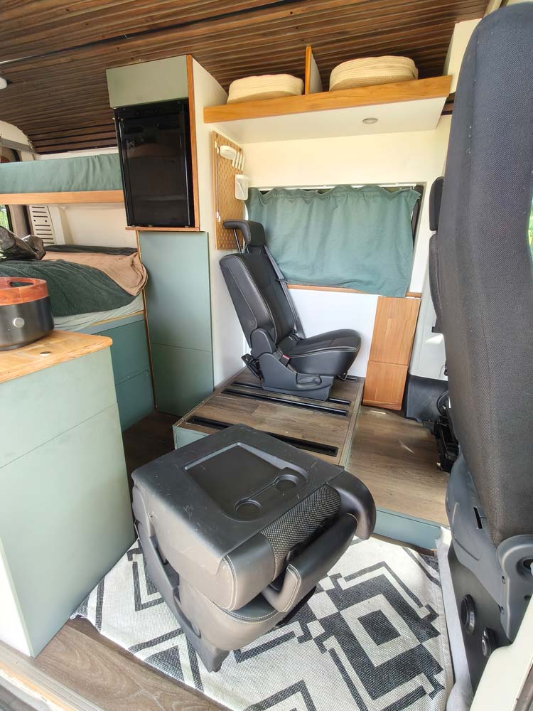 Interieur met achterstoelen op rails